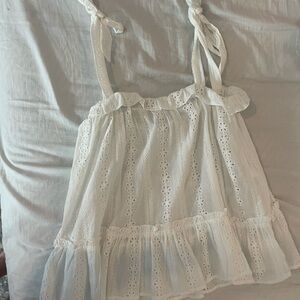 Cute impeccable pig white top, small stain, flowy